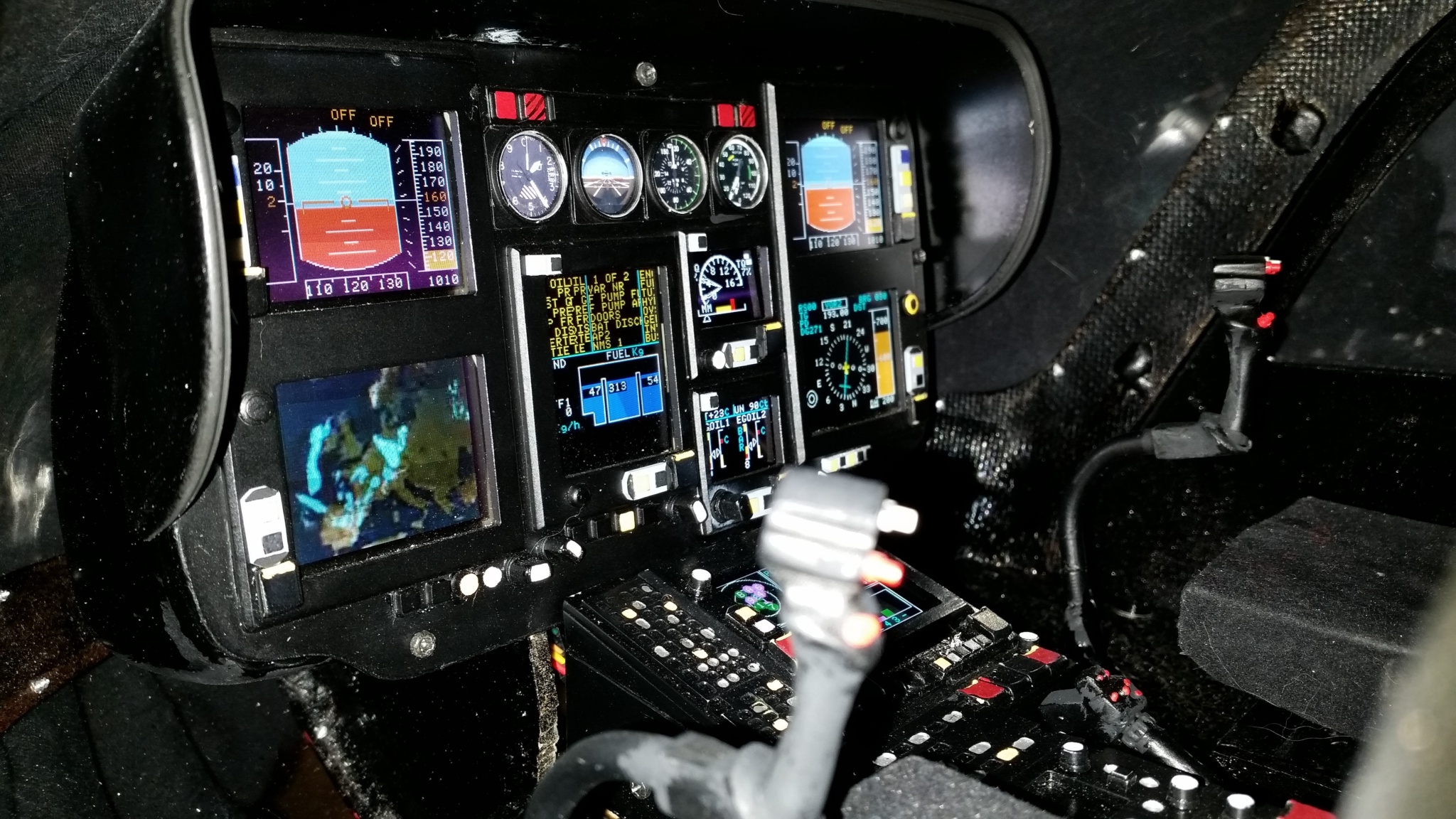 Ausschnitt eines Cockpits einer EC145 mit unseren Displays.